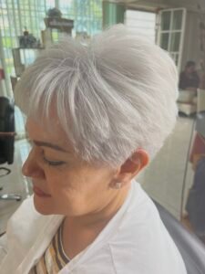 Corte Pixie con tono platinado